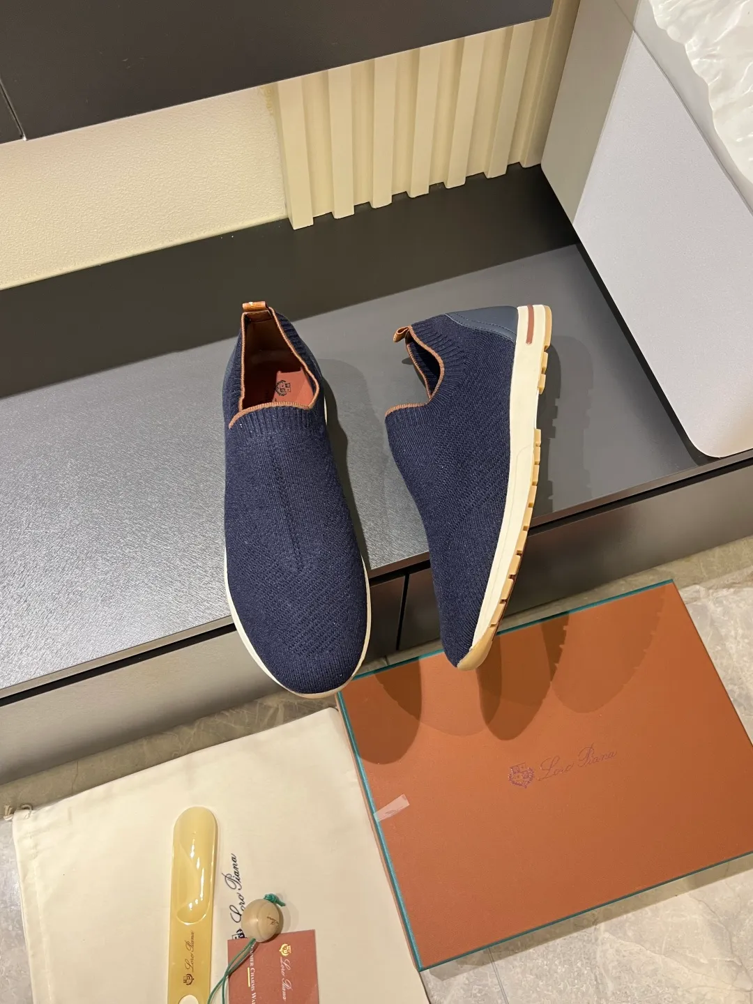Men's Men's Shoes 💰p380 Loro Men's Shoes 💰piana/Noyo Piana 360 L Men's Shoes 💰p Flexy Walk Men's Sports Shoes These sports shoes are made of knitted wool uppers, and the heel is wrapped in smooth calf leather. Merino sheep are selected from Australia and New Zealand. The upper is machine-woven like a sweater, and then equipped with a white rubber outsole and a Kummel-colored sole. It is both beautiful and non-slip. The fabric is 100% cashmere and the insole is calf leather. It is super comfortable on the feet! Comes with full original packaging! Multiple colors available! Size: 38-44 (45 customized)